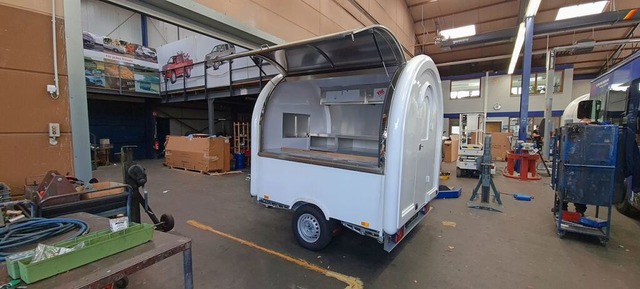 Bei Rolf Bauer wurde das Angebot zusam...on sogenannten Foodtrailern erweitert.  | Foto: Thomas Schllhorn