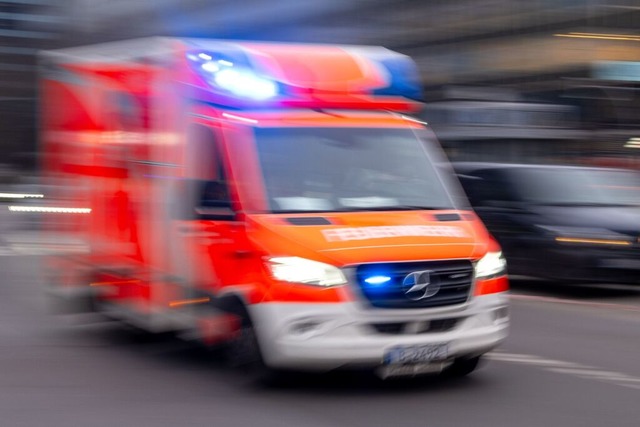 Der Radfahrer wurde mit dem Krankenwagen ins Krankenhaus gebracht.  | Foto: Monika Skolimowska (dpa)