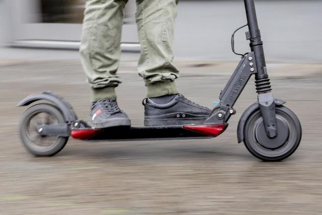 Gesuchter Straftter flchtet in Lrrach auf E-Scooter vor Polizeikontrolle