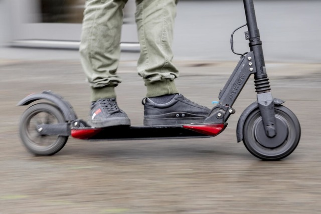 In Lrrach floh ein Mann mit seinem E-Scooter vor einer Polizeikontrolle.  | Foto: Christoph Soeder (dpa)