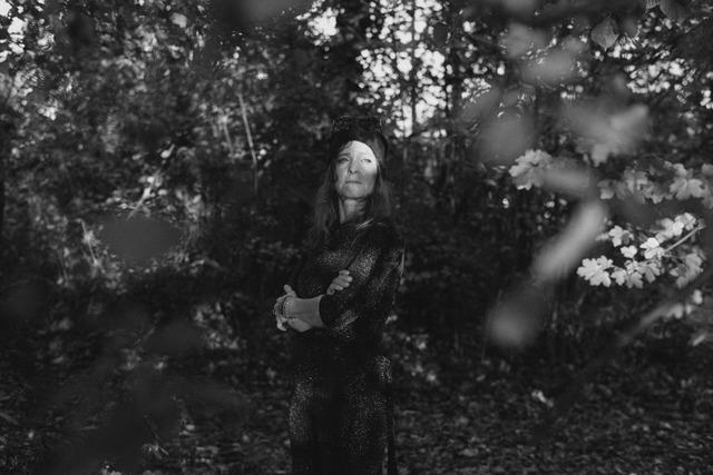 Aus Patty Moon wird Montau: Eine Sngerin im dunkel glitzernden Klangwald