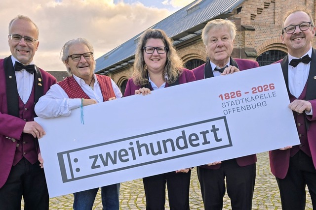 Prsentieren das Logo fr das Jubilum...vertretende Vorsitzende Volker Hering.  | Foto: Volker Gegg