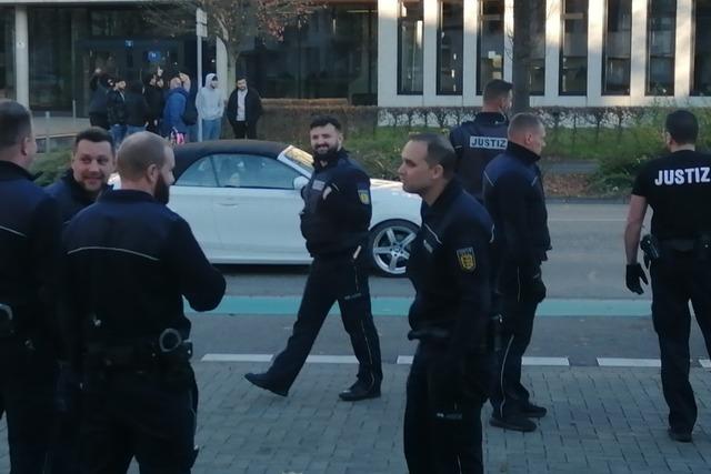 Prozess um versuchten Totschlag: Junge Mnner beschimpfen Zuhrer vor dem Offenburger Landgericht