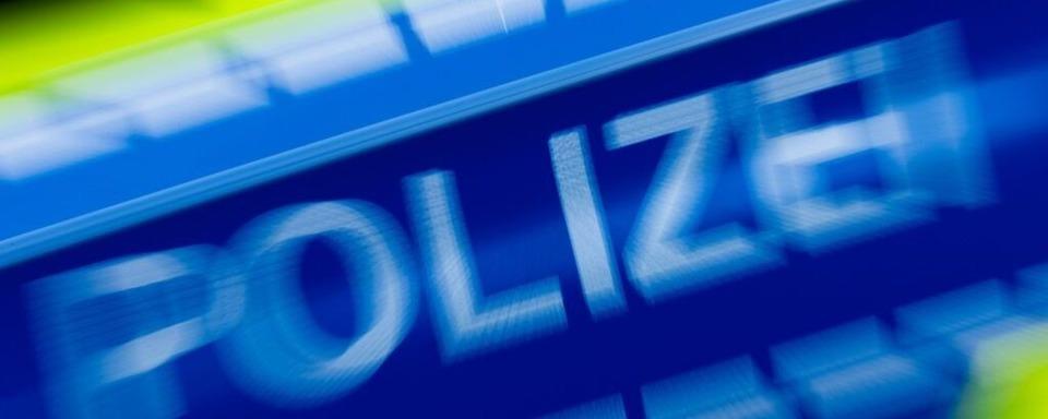 Auto berschlgt sich und bleibt neben der Strae liegen