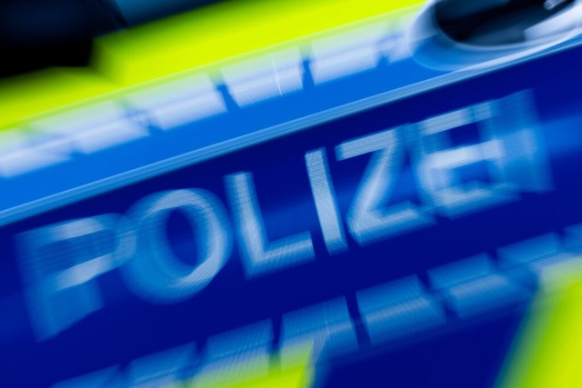 Polizeifahrzeug beim Einsatz (Symbolbild)  | Foto: Rolf Vennenbernd (dpa)