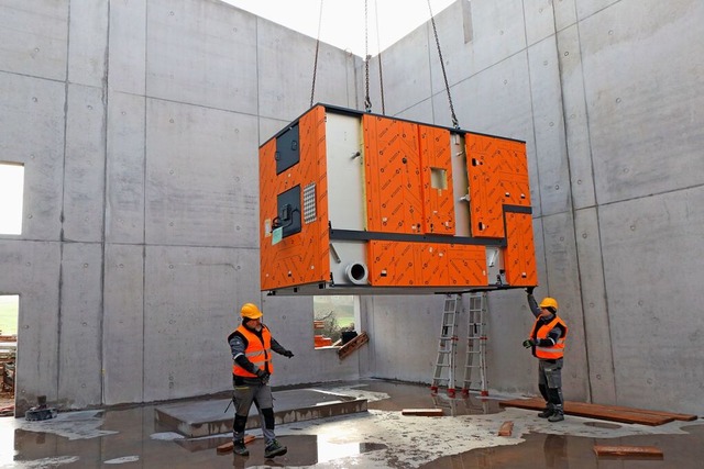 Durch das noch offene Dach werden Teil...hwrmeversorgung ins Gebude  gehievt.  | Foto: Kurt Meier