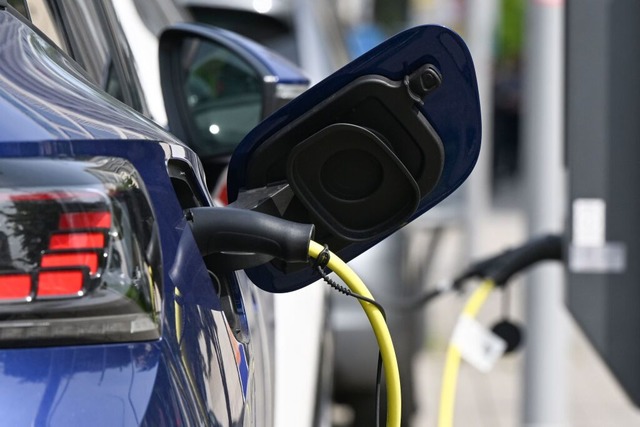 An allen Verwaltungsstandorten im Kant...sulen fr Elektrofahrzeuge entstehen.  | Foto: Bernd Weibrod (dpa)