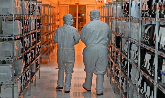 Nexperia-Mitarbeiter gehen durch sogenannte Reinräume. | Foto: David Hammersen/dpa Nexperia-Mitarbeiter gehen durch sogenannte Reinräume. | Foto: David Hammersen/dpa