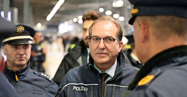 Will den Schutz gegen Drohnen verbesse...brindt (CSU) am Münchner Hauptbahnhof. | Foto: Malin Wunderlich/dpa Will den Schutz gegen Drohnen verbesse...brindt (CSU) am Münchner Hauptbahnhof. | Foto: Malin Wunderlich/dpa