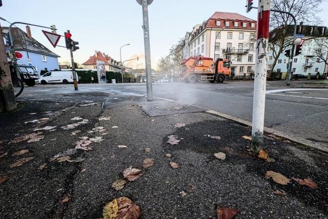 Warum raucht es aus einem Gully im Freiburger Stadtteil Neuburg?