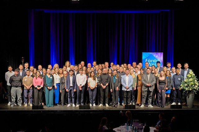 Die Preistrgerinnen und Preistrger d...nsam mit den Stifterinnen und Stiftern  | Foto: Markus Schwerer
