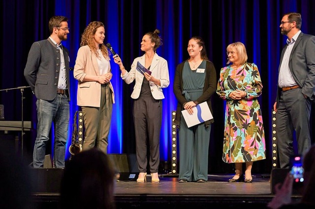 bergabe eines Preises auf der Bhne: ... soziales Engagement eine groe Rolle.  | Foto: Markus Schwerer
