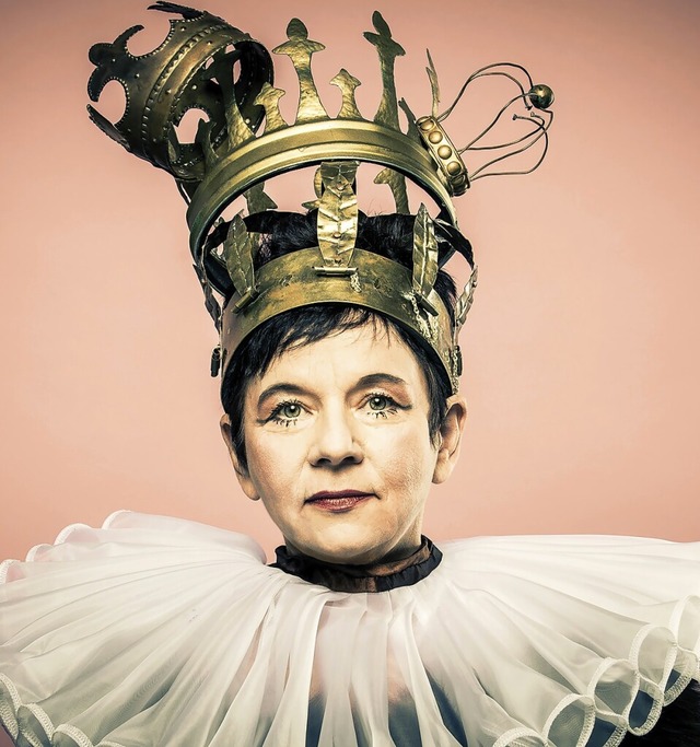 Die Knstlerin Bea von Malchus in ihrem Erzhltheater &#8222;Queens&#8220;  | Foto: Britt Schilling 