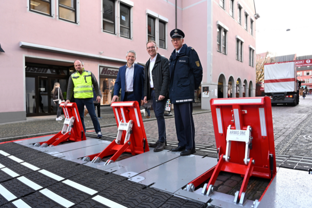 Sthlernen Klapp-Barrikaden sollen den Weihnachtsmarkt sichern
