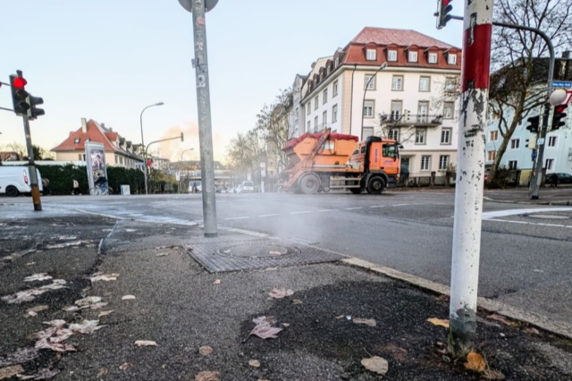 Warum raucht es aus einem Gully im Freiburger Stadtteil Neuburg?