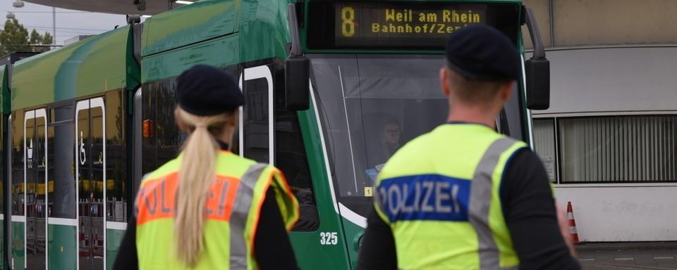 Verurteilter Straftter will aus der Tram in Friedlingen fliehen