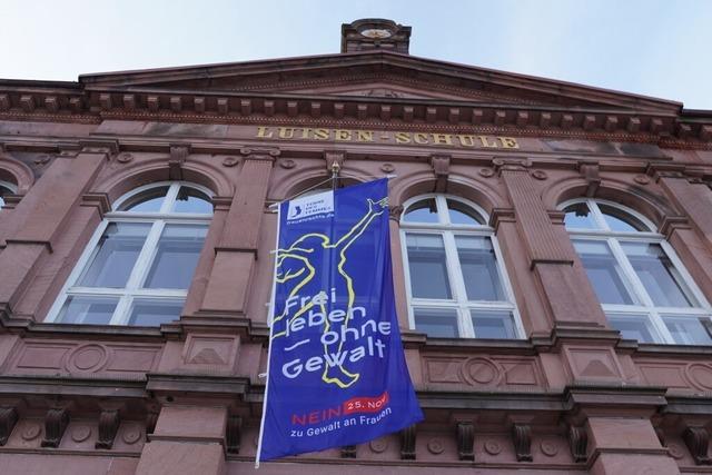Kreis Lrrach zeigt Flagge gegen Gewalt an Frauen