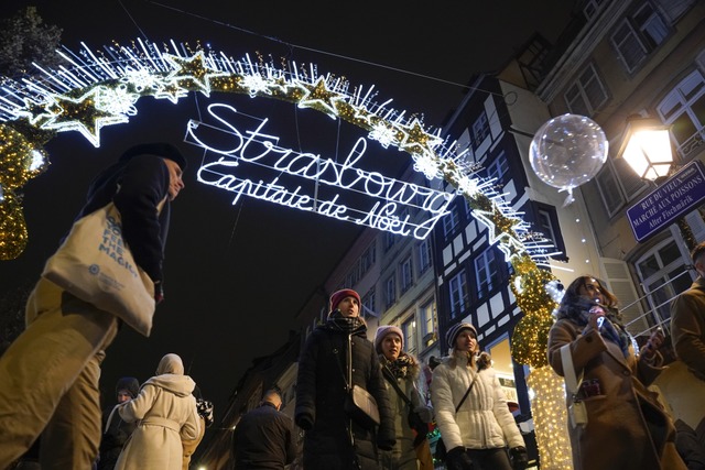 Die Straburger Altstadt als Kulisse l...onen Menschen auf den Weihnachtsmarkt.  | Foto: Robin Jerstad (dpa)