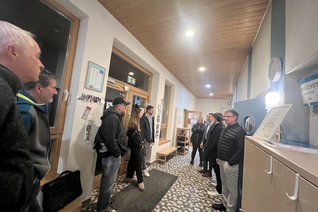 Bei einem Rundgang machten sich die Mi...er Arbeiten in der Kita St. Elisabeth.  | Foto: Gemeinde Seelbach