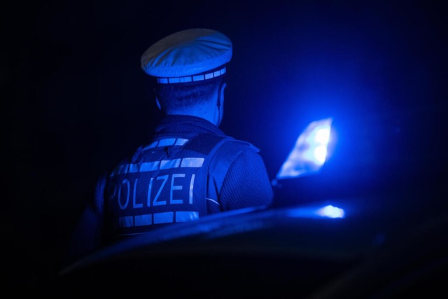 Die Polizei meldet einen Unfall (Symbo...chheim mit einem verletzten Radfahrer.  | Foto: Marijan Murat (dpa)