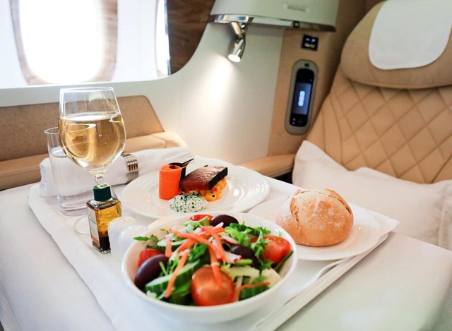 Flge in besseren Klassen hinterlassen einen greren CO-Fuabdruck.  | Foto: Christian Charisius/dpa