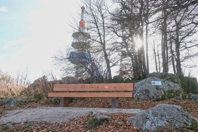 Eine neue Bank fr die Wandernden zum Jubilum 125 Jahre Westweg