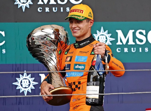 Geht mit Vorsprung und Selbstvertrauen...Las Vegas: McLaren-Pilot Lando Norris.  | Foto: IMAGO/Antonin Vincent