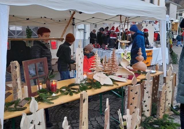 Beim Adventsmarkt wird viel Gebasteltes angeboten.  | Foto: Uli Merkle