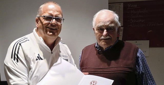 Michael Fischer, Vorsitzender der Schi... Albrecht (SV Hlzlebruck/rechts) aus.  | Foto: Joachim Hahne