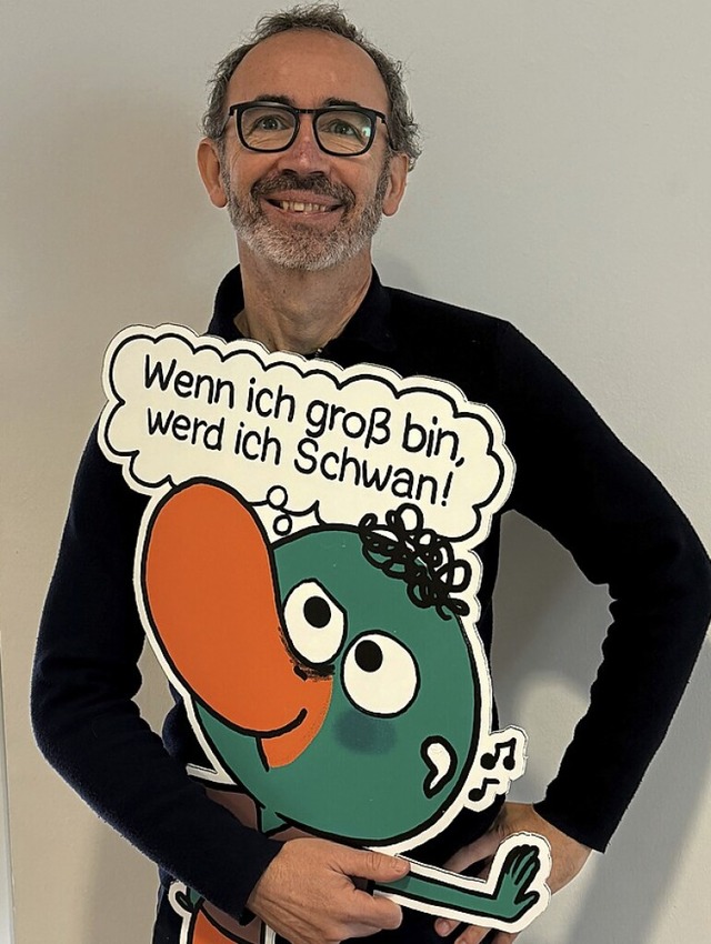 Marc Boutavant mit seiner Figur Kwax, die in Ariols Klasse geht.  | Foto: Sonja Zellmann