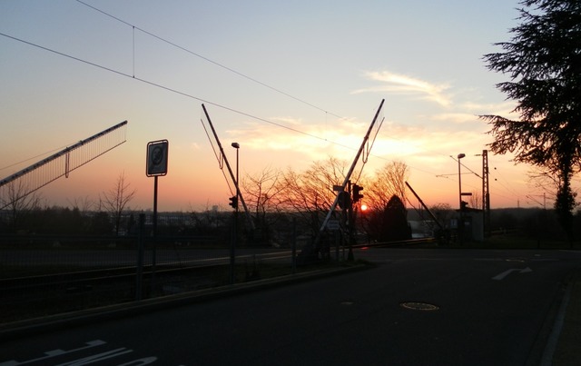 Die Bahn schliet einmal tglich diese Schranke, obwohl keine Zge fahren.  | Foto: Andrea Drescher