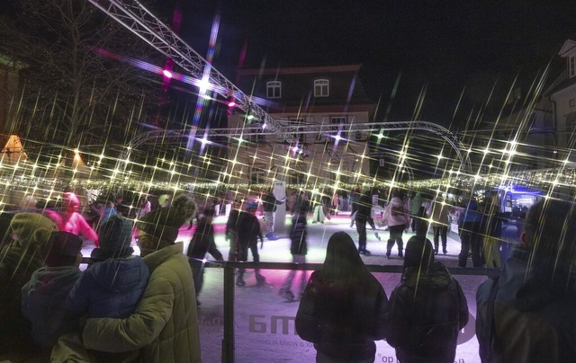 Ein Spa fr gro und klein &#8211; die Eisbahn auf dem Markgrfler Platz  | Foto: Volker Mnch