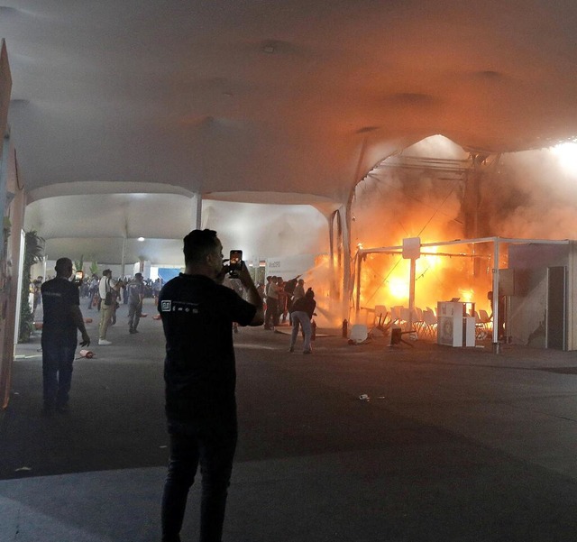 Ein Pavillon steht in Flammen: Das Gipfelgelände musste evakuiert werden. | Foto: IMAGO/Paulo Lisboa Ein Pavillon steht in Flammen: Das Gipfelgelände musste evakuiert werden. | Foto: IMAGO/Paulo Lisboa