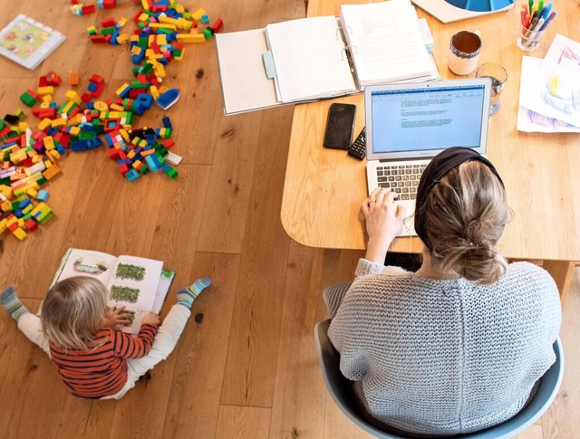 Familienstand zweitrangig: Im Bewerbun...ren muss man sein Kind nicht erwhnen.  | Foto: Julian Stratenschulte/dpa