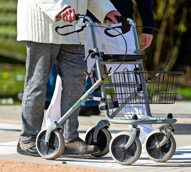 Wichtige Sttze im Alltag: Ein Rollato...e aufrechte Krperhaltung mglich ist.  | Foto: Philipp Schulze/dpa