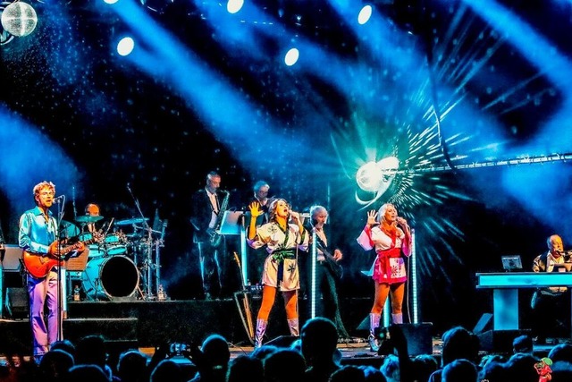 Simone Kerchner alias Anni-Frid Lyngst... sorgen fr das perfekte ABBA-Feeling.  | Foto: Maris Rietrums