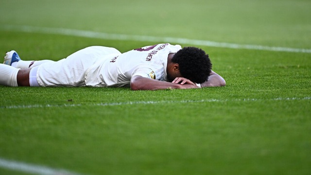 Serge Gnabry liegt im Spiel gegen Heidenheim auf dem Rasen.  | Foto: dpa