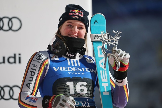 Emma Aicher feiert ihren dritten Platz in Levi.  | Foto: dpa