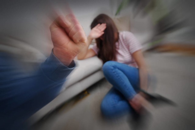 Die meisten Gewalttaten an Frauen werd...ilienangehrige sind hufig die Tter.  | Foto: IMAGO/Frank Hoermann / SVEN SIMON