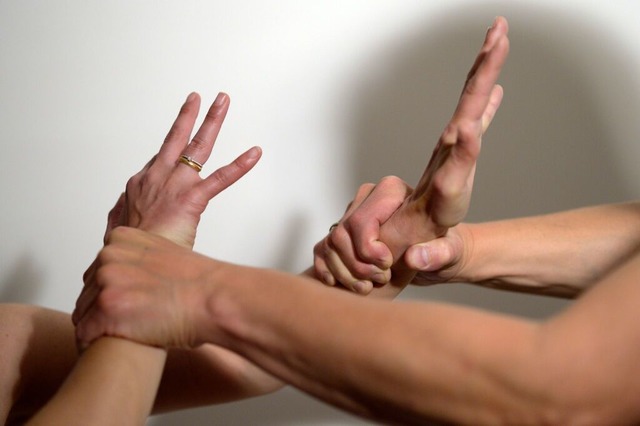 Die Arme eines Mannes (r) halten mit Gewalt die Arme einer Frau fest.  | Foto: Maurizio Gambarini (dpa)