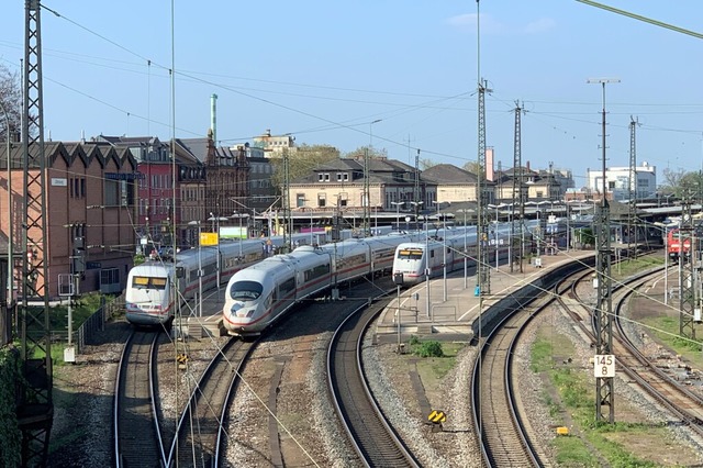 Insgesamt acht Fernverkehrhalte wrden alleine am Offenburger Bahnhof wegfallen.  | Foto: Helmut Seller