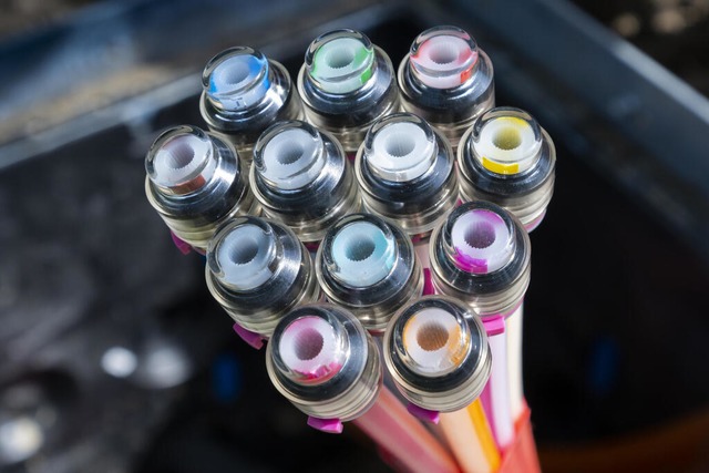 Gemeinsam mit der Nahwrme kommt das Glasfaser-Internet in viele Haushalte.  | Foto: Matthias Rietschel (dpa)