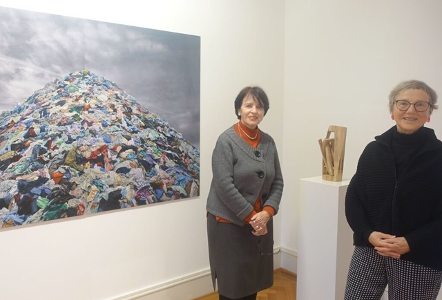 Kuratorin Susanne Meier-Faust (links) ...eck&#8220; im Rheinfelder Haus Salmegg  | Foto: Roswitha Frey