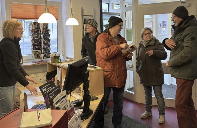 Schon ab 9 Uhr hatte Katrin Heer (link...n, um die Gratis-Tickets zu verteilen.  | Foto: Alexa von der Gnna