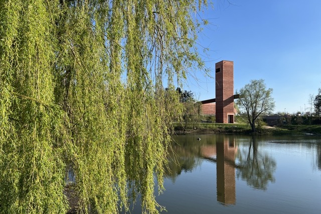 Blick vom Wuhrloch auf den Bertholdtur...r aus der Zhringer-Dynastie erinnert.  | Foto: Alexander Huber