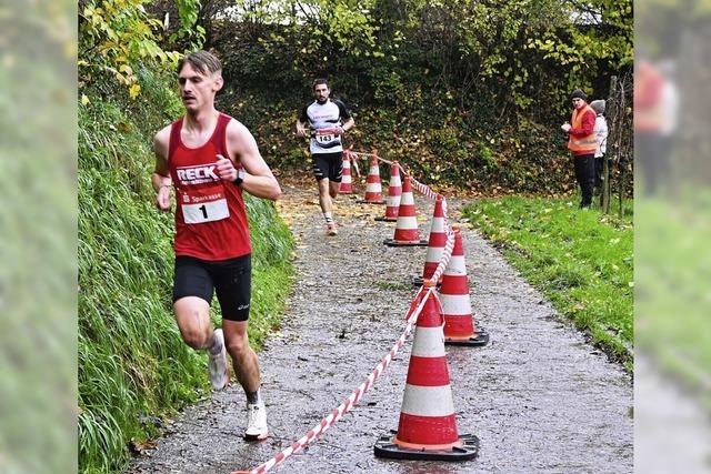 Mit viel Tempo ber anspruchsvolle Laufstrecke