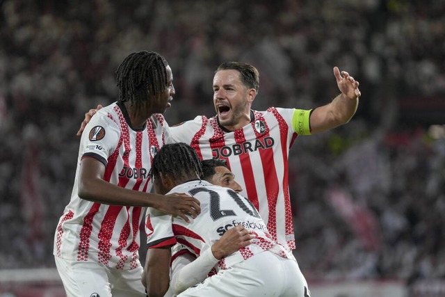 Freiburgs Manzambi, Gnter (beide hint...nd Adamu (vorne) jubeln gegen Utrecht.  | Foto: IMAGO/Arne Amberg