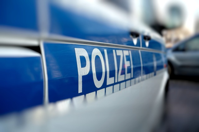 Die Polizei ermittelt in einem Fall in...ei dem ein Kind umgestoen worden ist.  | Foto: Heiko Kverling/Fotolia