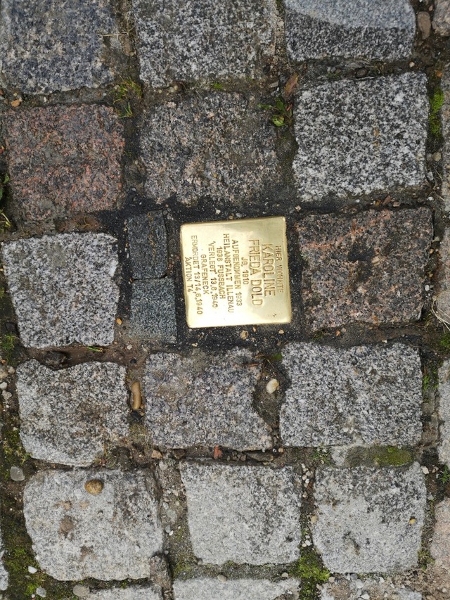 So hell leuchten die Stolpersteine nac...hr. Deshalb mssen sie geputzt werden.  | Foto: Ralf Burgmaier