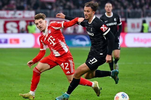 Lennart Karl (l, Bayern Mnchen) und M...der (SC Freiburg) kmpfen um den Ball.  | Foto: Sven Hoppe (dpa)